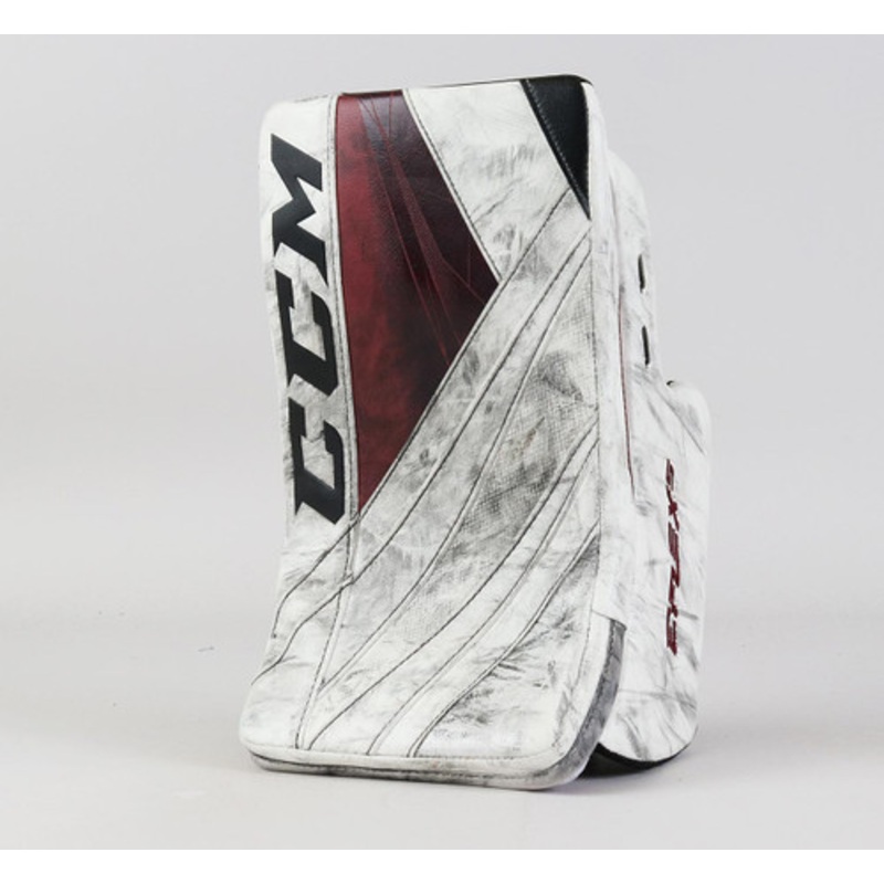 Full Right – CCM Extreme Flex 5 White Blocker – David Tendeck Rapid City Rush