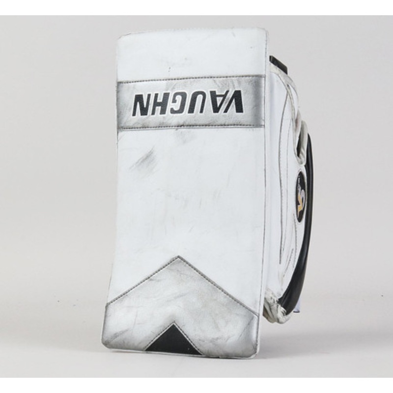 Full Right – Vaughn Velocity V5 7900 White Blocker – Cal Petersen Los Angeles Kings